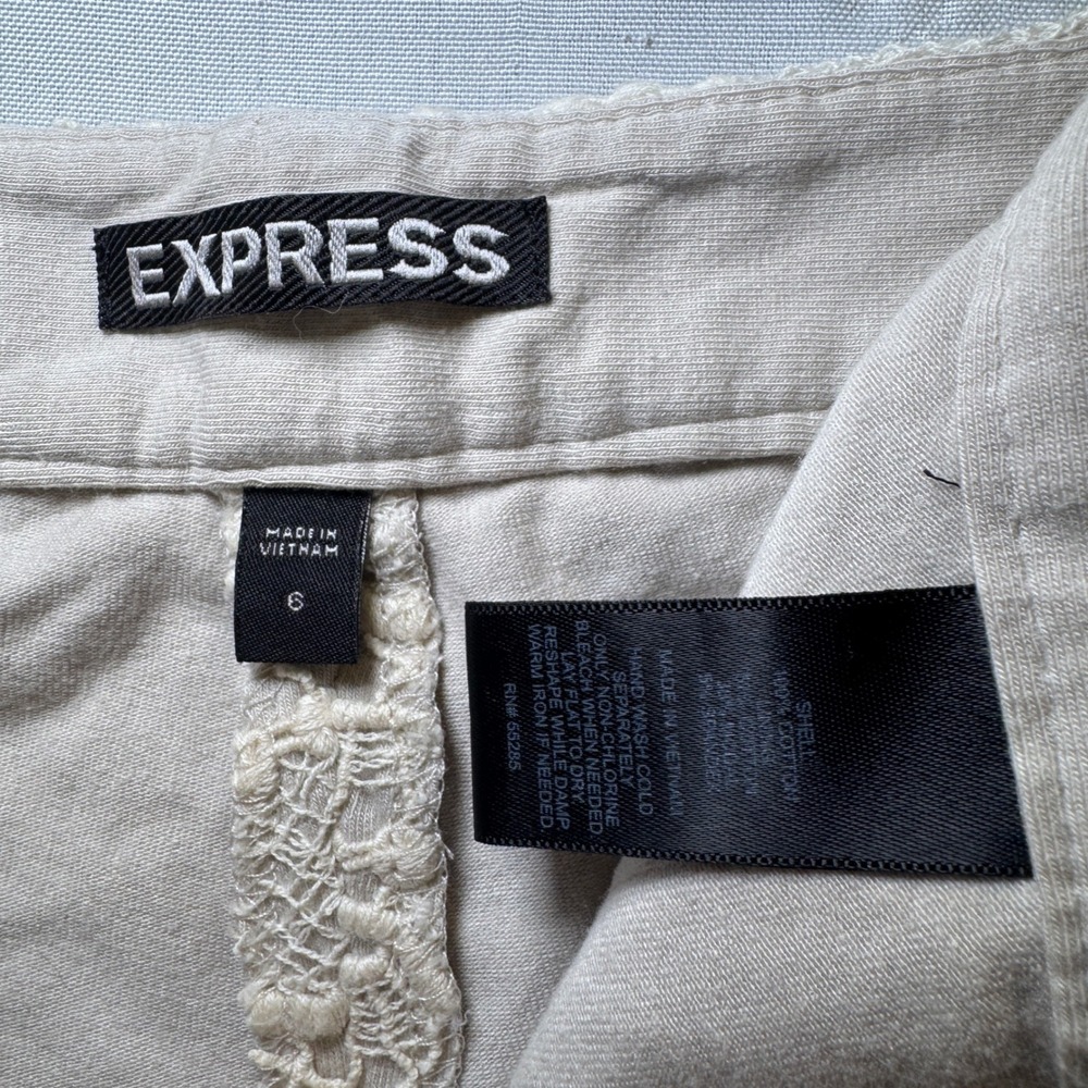 Express Beige Scalloped Crochet Lace Overlay Shorts Womens Size 6 Boho - Picture 4 of 7